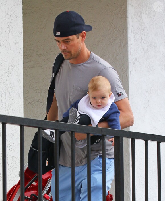 Josh Duhamel avec son fils Axl Jack Duhamel dans les rues de Brentwood à Los Angeles, le 13 avril 2014.