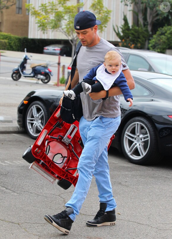 Josh Duhamel avec son fils Axl Jack à Los Angeles, le 13 avril 2014.