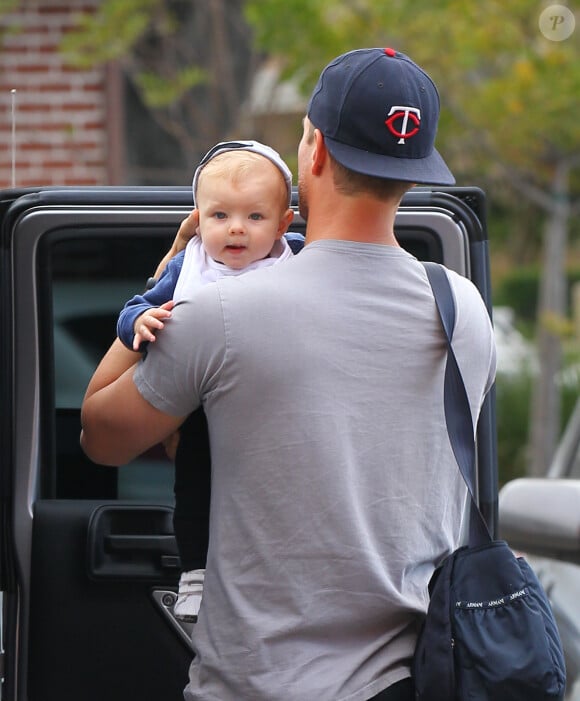 Josh Duhamel avec son fils Axl Jack dans les rues de Brentwood à Los Angeles, le 13 avril 2014.