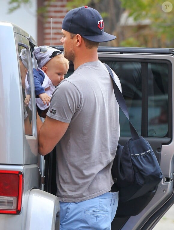 Josh Duhamel avec son fils Axl Jack dans les rues de Brentwood à Los Angeles, le 13 avril 2014.