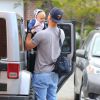 Josh Duhamel avec son fils Axl Jack dans les rues de Brentwood à Los Angeles, le 13 avril 2014.