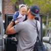 Josh Duhamel avec son fils Axl Jack dans les rues de Brentwood à Los Angeles, le 13 avril 2014.