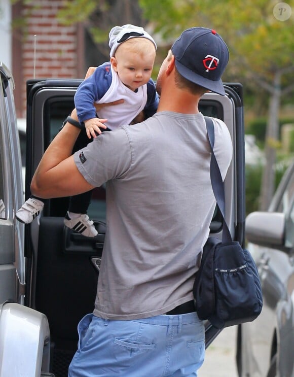Josh Duhamel avec son fils Axl Jack dans les rues de Brentwood à Los Angeles, le 13 avril 2014.