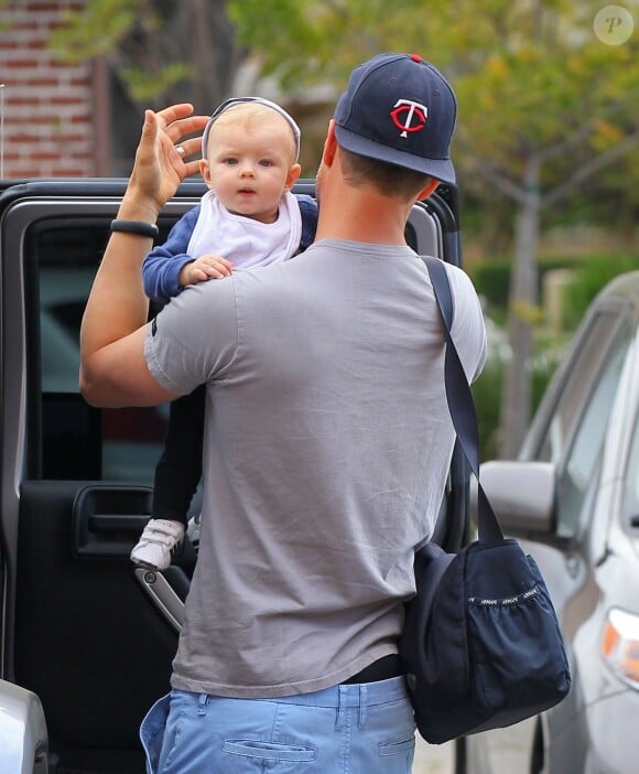 Josh Duhamel avec son fils Axl Jack dans les rues de Brentwood à Los Angeles, le 13 avril 2014.