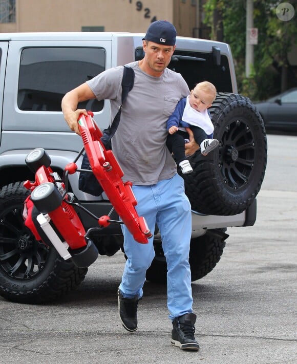Josh Duhamel avec son fils Axl Jack dans les rues de Brentwood à Los Angeles, le 13 avril 2014.