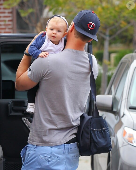 Josh Duhamel avec son fils Axl Jack dans les rues de Brentwood à Los Angeles, le 13 avril 2014.