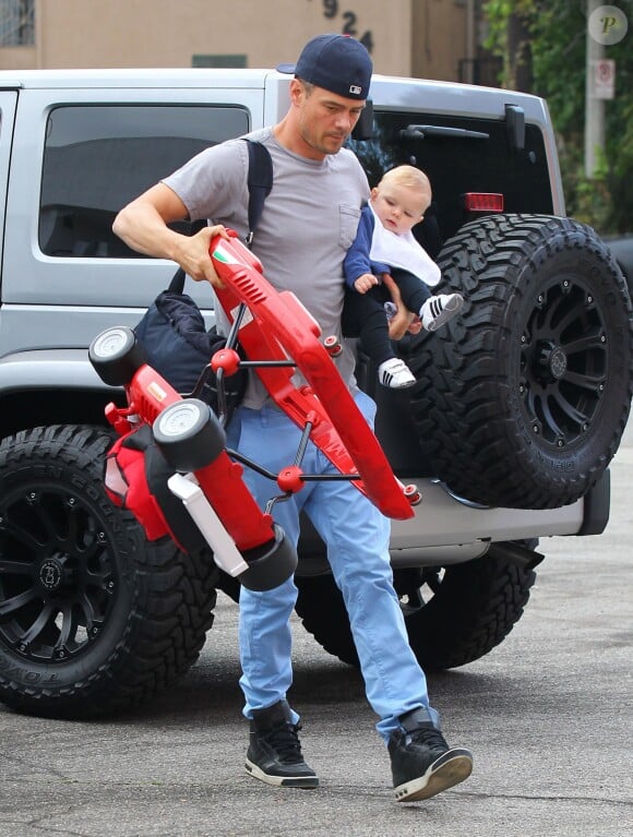 Josh Duhamel avec son fils Axl Jack dans les rues de Brentwood à Los Angeles, le 13 avril 2014.