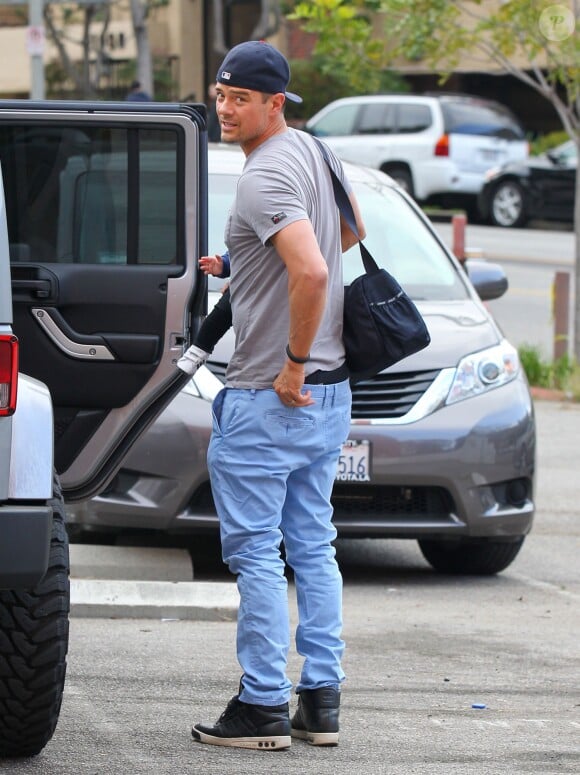 Josh Duhamel avec son fils Axl Jack dans les rues de Brentwood à Los Angeles, le 13 avril 2014.