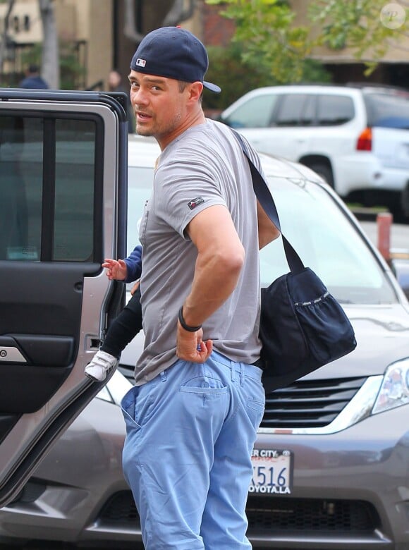 Josh Duhamel avec son fils Axl Jack dans les rues de Brentwood à Los Angeles, le 13 avril 2014.