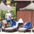  Xabi Alonso passe ses vacances avec sa femme Nagore Aramburu et leur fille Emma &agrave; Marbella le 12 avril 2014.&nbsp; 