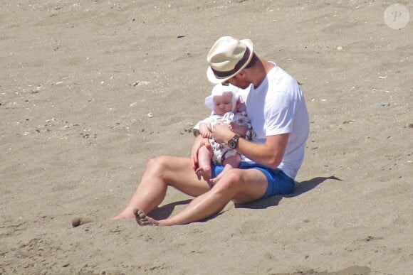 Xabi Alonso passe ses vacances avec sa femme Nagore et leur fille Emma à Marbella le 12 avril 2014. 