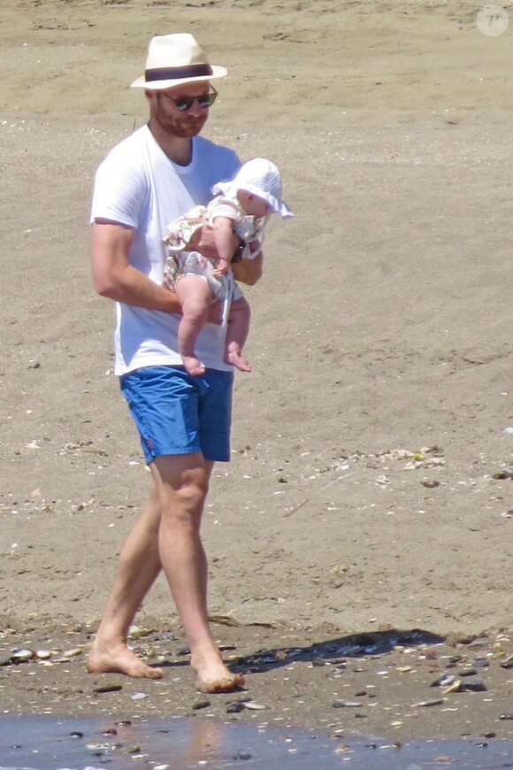 Xabi Alonso passe ses vacances avec sa femme Nagore Aramburu et leur fille Emma à Marbella le 12 avril 2014. 