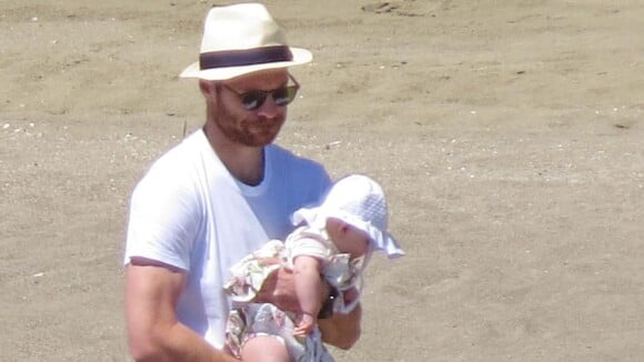 Xabi Alonso et sa sexy Nagore : À la plage avec leur bébé pour sa 1re baignade