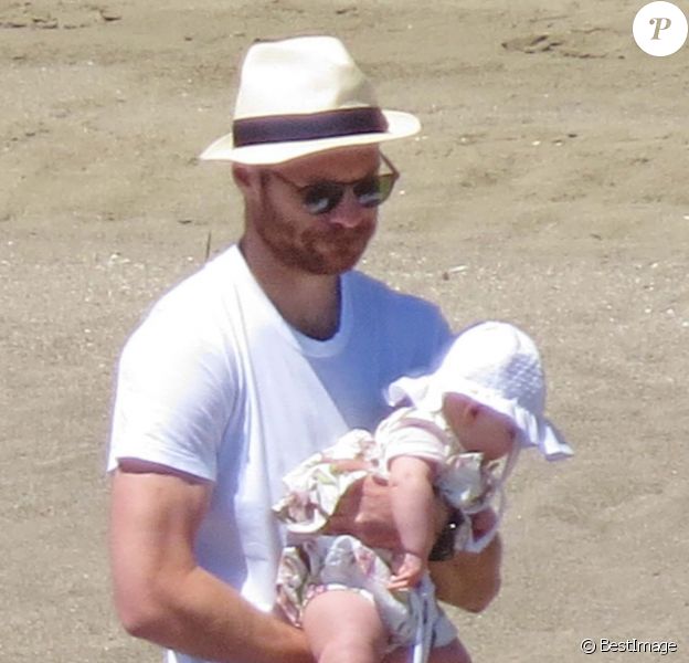 Xabi Alonso passe ses vacances avec sa femme Nagore Aramburu et leur fille Emma &agrave; Marbella le 12 avril 2014.&nbsp;