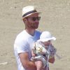Le footballeur Xabi Alonso passe ses vacances avec sa femme Nagore Aramburu et leur fille Emma à Marbella le 12 avril 2014. 