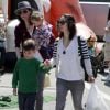 Sara Gilbert, sa compagne Allison Adler et leurs enfants Sawyer et Levi le 28 mars 2010 à Los Angeles
