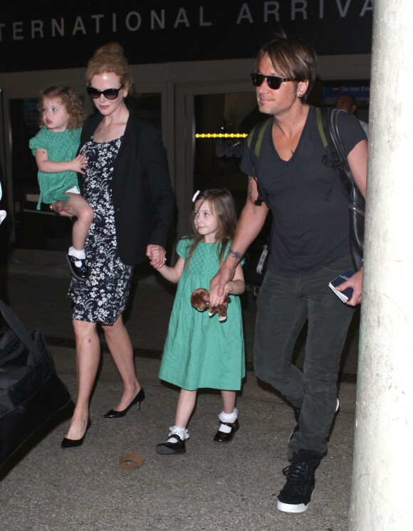 Nicole Kidman, son mari Keith Urban et leurs filles Sunday et Faith a l'aeroport de Los Angeles, le 2 janvier 2014.