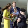 Le prince George de Cambridge portait une barboteuse lors de son arrivée à Sydney le 16 avril 2014 avec ses parents le prince William et Kate Middleton.