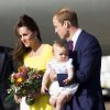 Le prince George de Cambridge portait une barboteuse lors de son arrivée à Sydney le 16 avril 2014 avec ses parents le prince William et Kate Middleton.