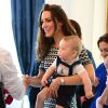 Le prince George de Cambridge, fils du prince William et de Kate Middleton, portait une salopette Rachel Riley lors de sa séance de jeu à la Maison du gouvernement de Wellington, le 9 avril 2014