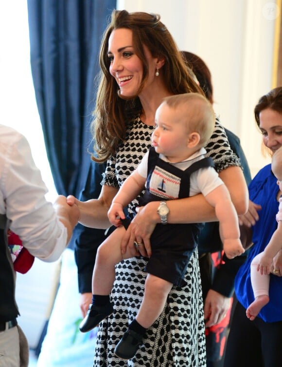 Le prince George de Cambridge, fils du prince William et de Kate Middleton, portait une salopette Rachel Riley lors de sa séance de jeu à la Maison du gouvernement de Wellington, le 9 avril 2014
