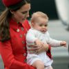 Le prince George de Cambridge, 8 mois, était habillé de blanc lors de son arrivée avec ses parents Kate Middleton et le prince William à Wellington, en Nouvelle-Zélande, le 7 avril 2014