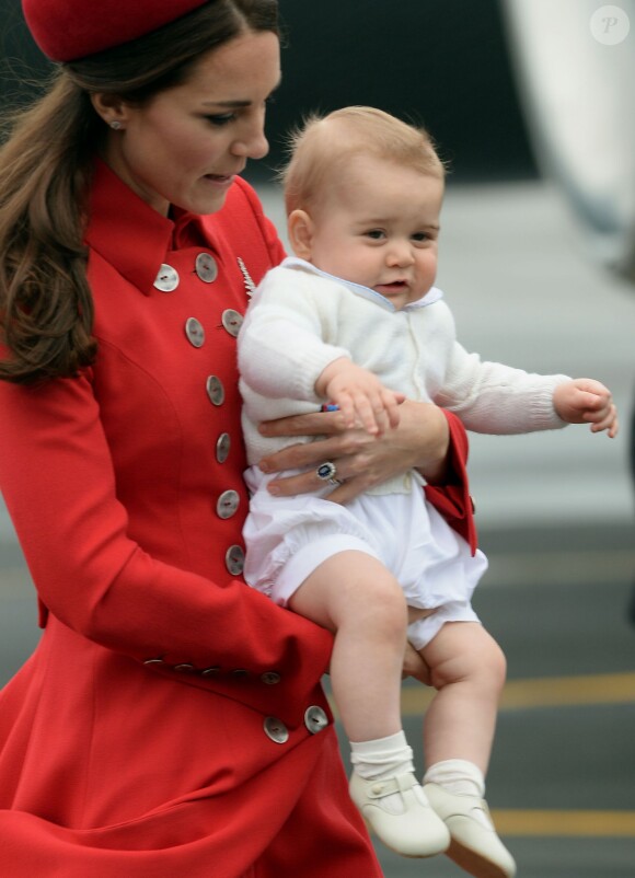 Le prince George de Cambridge, 8 mois, était habillé de blanc lors de son arrivée avec ses parents Kate Middleton et le prince William à Wellington, en Nouvelle-Zélande, le 7 avril 2014