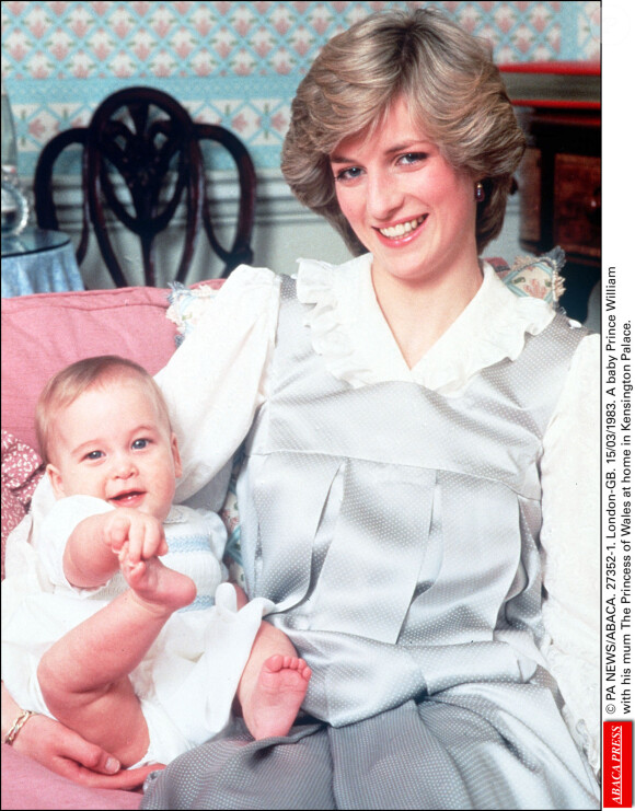 Le prince William en barboteuse, âgé de 8 mois, avec sa mère Lady Di à Kensington le 15 mars 1983.