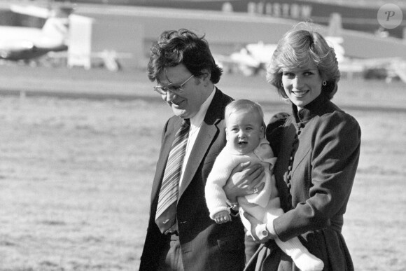 Le prince William dans les bras de Lady Di, le 8 mars 1983 à l'aéroport d'Aberdeen.