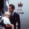 Le prince Charles avec le prince William dans les bras à Aberdeen en 1983