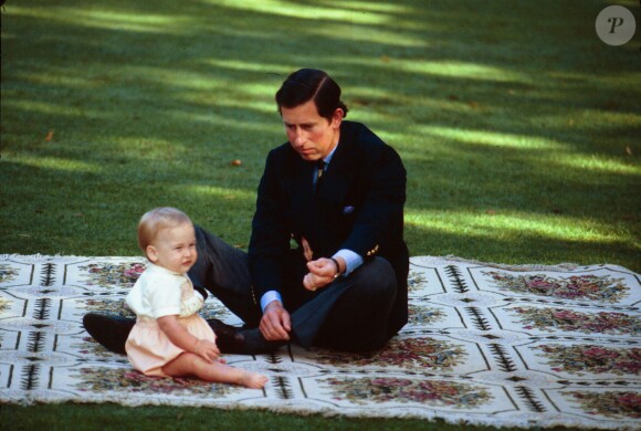 Le prince William, âgé de 9 mois, et le prince Charles en Nouvelle-Zélande en avril 1983.