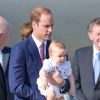 Le prince George, arrivant en Australie avec ses parents William et Kate le 16 avril 2014, a fait d'une certaine manière sensation en portant une barboteuse.