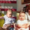 Le prince George de Cambridge, dans les bras de Kate Middleton, le 16 avril 2014 à Sydney / Le prince William, avec ses parents le prince Charles et Lady Di, en mars 1983 à Kensington.