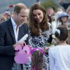 Le prince William et Kate Middleton se déplaçaient le 17 avril 2014 dans les Montagnes bleues (Nouvelle-Galles-du-Sud), en Australie, au deuxième jour de leur tournée officielle, pour rencontrer notamment les habitants de Winmalee, durement touchés par des incendies dévastateurs en octobre 2013.