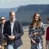 Le prince William et Kate Middleton se déplaçaient le 17 avril 2014 dans les Montagnes bleues (Nouvelle-Galles-du-Sud), en Australie, au deuxième jour de leur tournée officielle, pour rencontrer notamment les habitants de Winmalee, durement touchés par des incendies dévastateurs en octobre 2013.