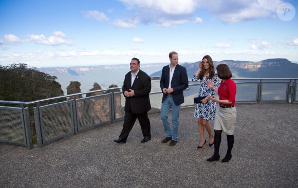 Kate Middleton (dans une robe Diane von Furstenberg) et le prince William ont admiré la vue depuis le belvédère de Narrow Neck lors de leur visite dans les Montagnes bleues, en Australie, le 17 avril 2014
