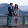 Kate Middleton (dans une robe Diane von Furstenberg) et le prince William ont admiré la vue depuis le belvédère de Narrow Neck lors de leur visite dans les Montagnes bleues, en Australie, le 17 avril 2014