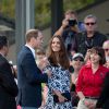 Kate Middleton (en robe Diane von Furstenberg) et le prince William étaient en visite à Winmalee, dans les Montagnes bleues en Australie, le 17 avril 2014 pour apporter leur soutien aux habitants victimes d'incendies dévastateurs en octobre 2013.