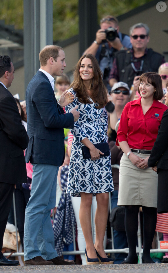 Kate Middleton (en robe Diane von Furstenberg) et le prince William étaient en visite à Winmalee, dans les Montagnes bleues en Australie, le 17 avril 2014 pour apporter leur soutien aux habitants victimes d'incendies dévastateurs en octobre 2013.