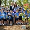 Le duc et la duchesse de Cambridge ont planté un arbre lors d'une rencontre avec des jeunes filles guides de Winmalee le 17 avril 2014 en Australie.