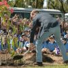 Le duc et la duchesse de Cambridge ont planté un arbre lors d'une rencontre avec des jeunes filles guides de Winmalee le 17 avril 2014 en Australie.