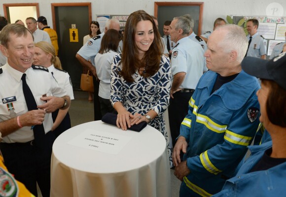 Kate Middleton lors d'une rencontre avec des pompiers de Nouvelle-Galles-du-Sud le 17 avril 2014 en Australie.