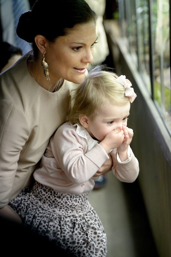 La princesse Victoria de Suède et la princesse Estelle inauguraient le 16 avril 2014 à l'aquarium de Skansen, à Stockholm, une exposition sur les grenouilles.