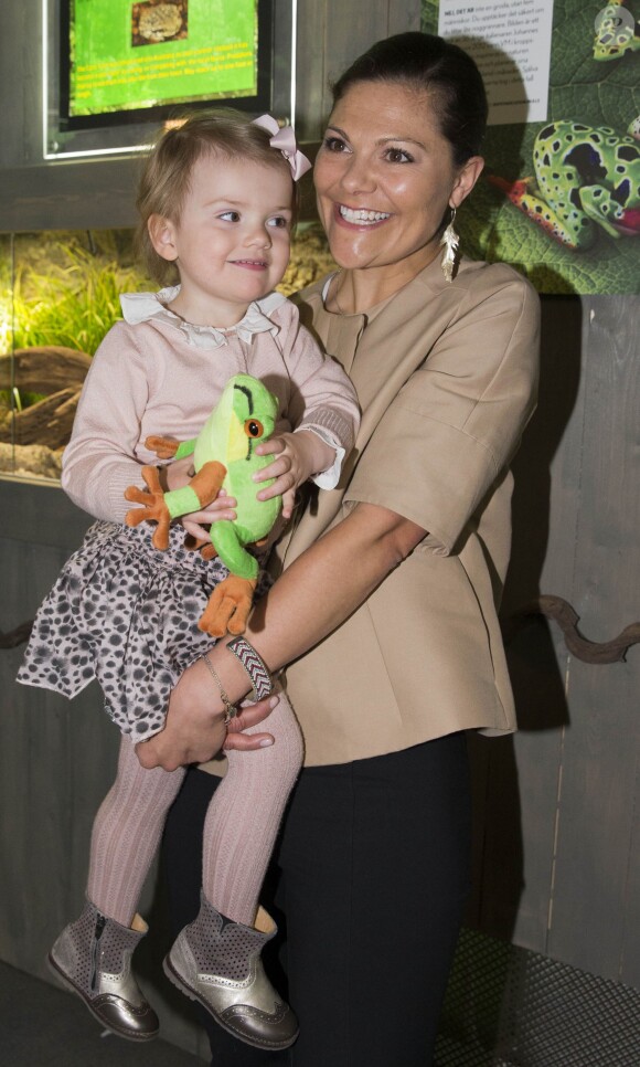 La princesse Victoria de Suède et la princesse Estelle, ravie de sa grenouille en peluche, inauguraient le 16 avril 2014 à l'aquarium de Skansen, à Stockholm, une exposition sur les grenouilles.