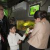 La princesse Victoria de Suède et la princesse Estelle, qui a reçu avec plaisir une belle grenouille en peluche, inauguraient le 16 avril 2014 à l'aquarium de Skansen, à Stockholm, une exposition sur les grenouilles.