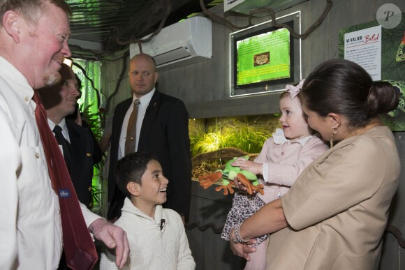 La princesse Victoria de Suède et la princesse Estelle, qui a reçu avec plaisir une belle grenouille en peluche, inauguraient le 16 avril 2014 à l'aquarium de Skansen, à Stockholm, une exposition sur les grenouilles.