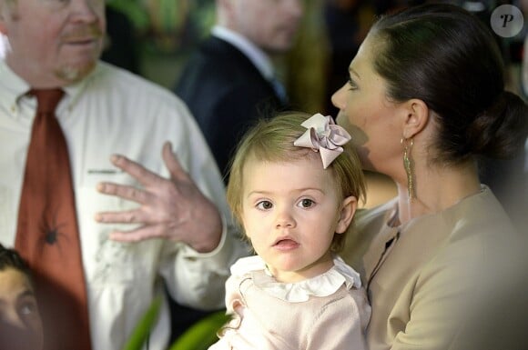 La princesse Estelle de Suède inaugurait avec sa mère la princesse Victoria, le 16 avril 2014 à l'aquarium de Skansen, à Stockholm, une exposition sur les grenouilles.