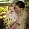 La princesse Estelle de Suède, ravie avec sa grenouille en peluche, et sa maman la princesse Victoria de Suède inauguraient le 16 avril 2014 à l'aquarium de Skansen, à Stockholm, une exposition sur les grenouilles.