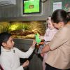 La princesse Estelle de Suède, ravie avec sa grenouille en peluche, et sa maman la princesse Victoria de Suède inauguraient le 16 avril 2014 à l'aquarium de Skansen, à Stockholm, une exposition sur les grenouilles.