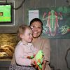 La princesse Estelle de Suède, ravie avec sa grenouille en peluche, et sa maman la princesse Victoria de Suède inauguraient le 16 avril 2014 à l'aquarium de Skansen, à Stockholm, une exposition sur les grenouilles.